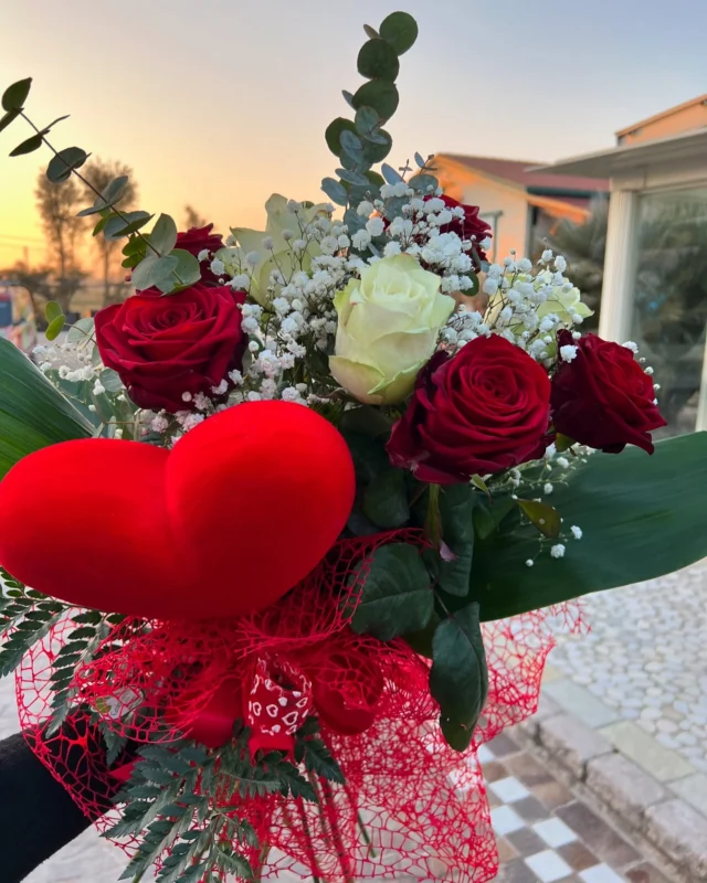 “Come quelle cose che quando le pensi, sorridi♥️”

#sanvalentin #sanvalentinesday❤️ #couplegoals #flowers #love