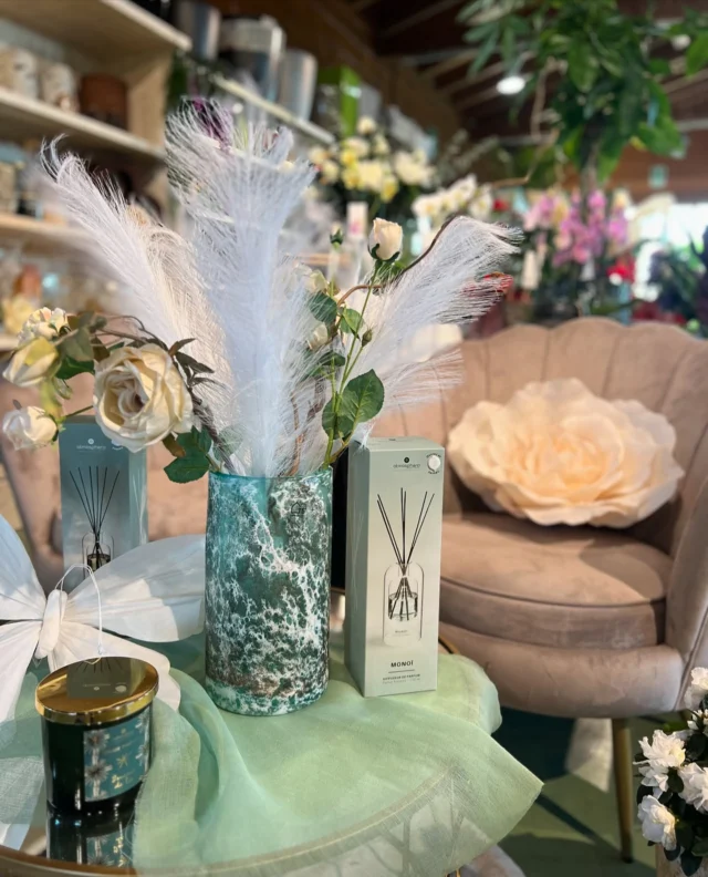 Il verde salvia è uno dei colori primaverili più amati.

Nuance perfetta della bella stagione per creare allestimenti, o angoli della casa accoglienti e sofisticati🤍.

Tessuti pregiati, profumi delicati, fiori di stagione ed eleganti elementi di home decor trasformano incredibilmente gli ambienti.

Vieni a scoprire tutta la nostra selezione di Home Decor🤍🩵

#homedecor #parfum #designweek #flowers #greendesign #homestagingworks